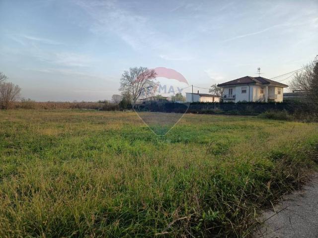 Terreno in vendita a Sannazzaro De' Burgondi, Lombardia