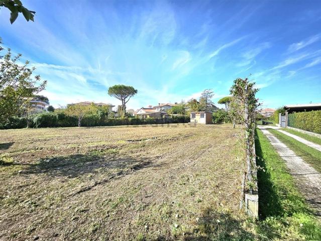 Terreno in vendita a Marina di Massa, Marina Di Massa