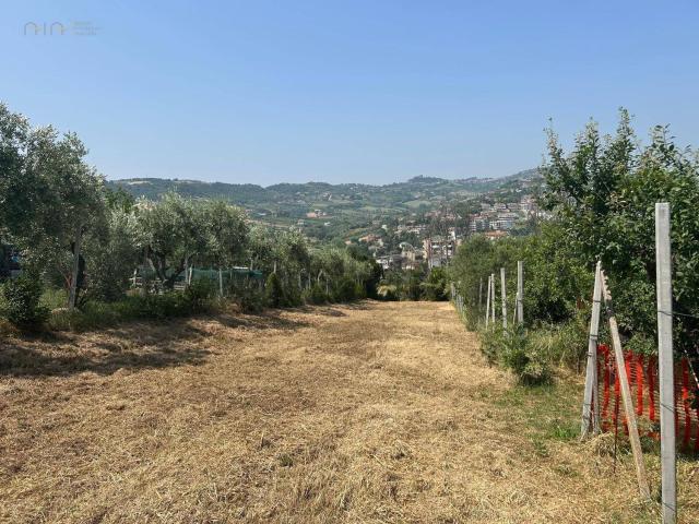 Terreno in vendita a Paese Alto, Marche