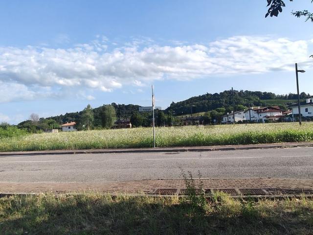 Terreno in vendita a Borc Foràn, Manzano / Manzan