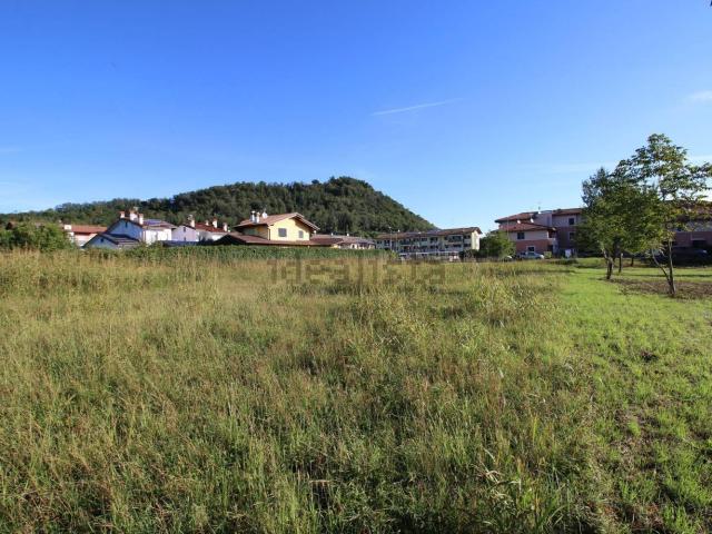 Terreno in vendita a Lucinico / Ločnik / Luzinìs, Gorizia