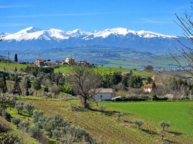 Terreno in vendita a Corneto, Macerata