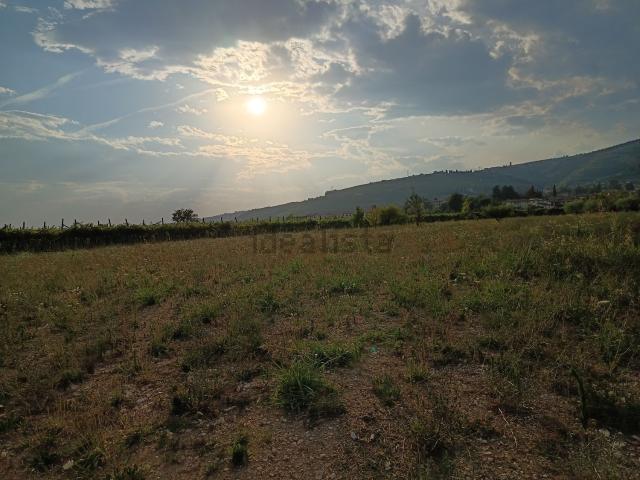 Terreno in vendita a San Pietro In Cariano, Veneto