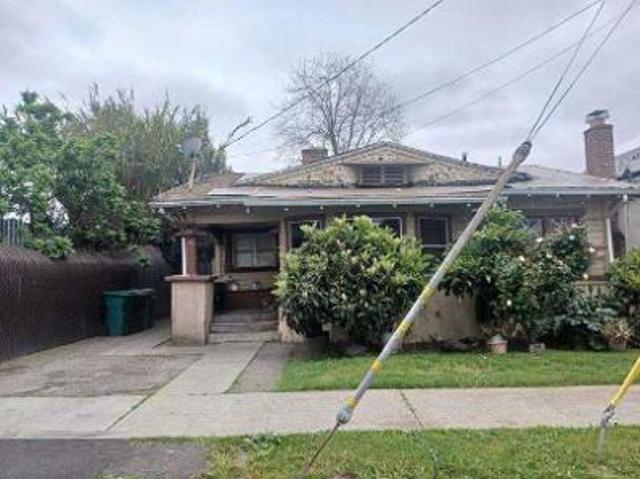 House for sale in Oakland