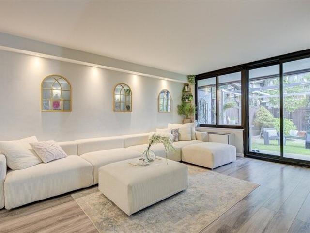 Condo for sale in Bayside
