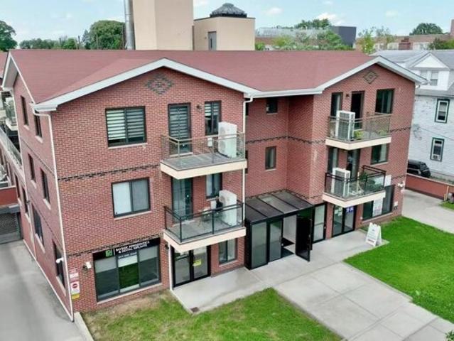 Condo for sale in Bayside