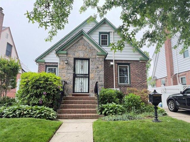 House for sale in Queens, Arverne