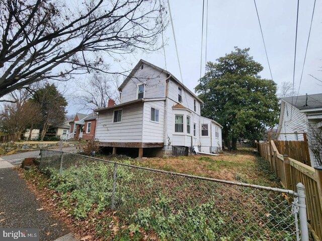 House for sale in Mount Rainier