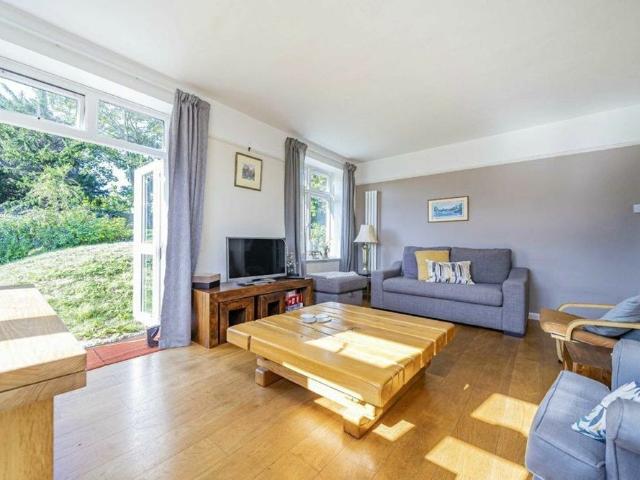 Apartment for rent in Strawberry Hill, Cat Hill