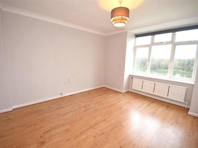 Apartment for rent in Strawberry Hill, Greater London