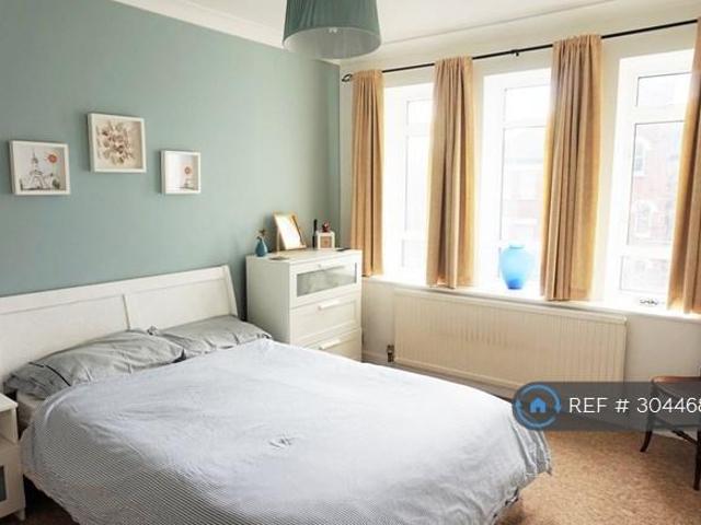 Apartment for rent in Brondesbury Park, Greater London