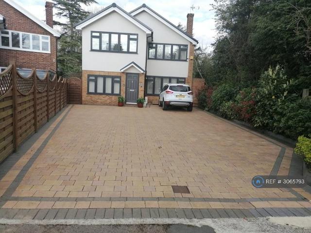 House for rent in Oakleigh Park, Greater London