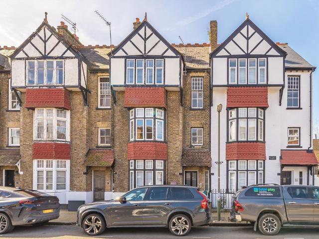 Apartment for rent in Lower Halliford, Surrey