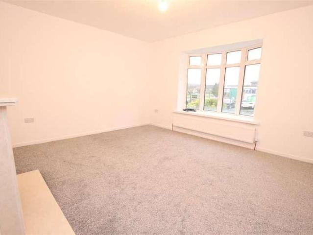 Townhouse for rent in Greengates, West Yorkshire