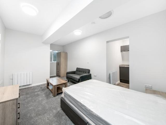 Studio for rent in Huddersfield, West Yorkshire