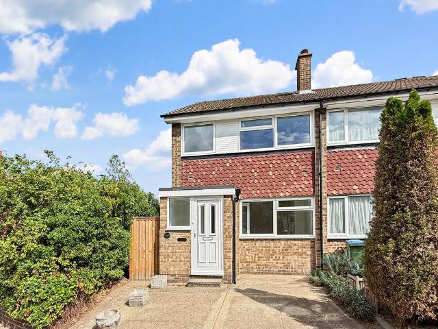 House for rent in Charlton, Greater London