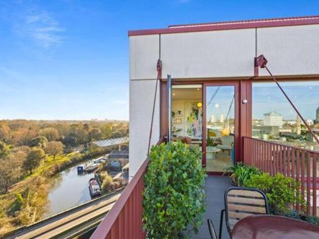 House for sale in Brentford End, Greater London