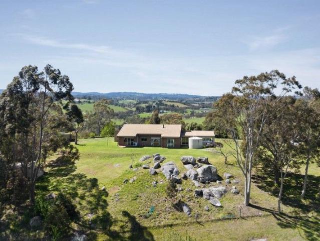 Cottage for sale in Camerons Creek, Victoria