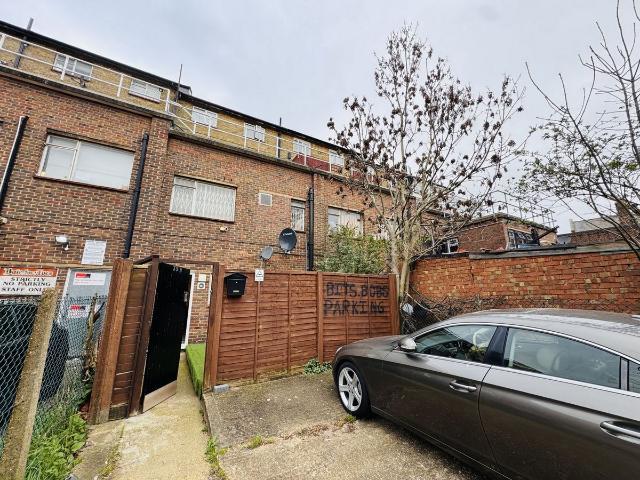 Studio for rent in Elm Park, Greater London