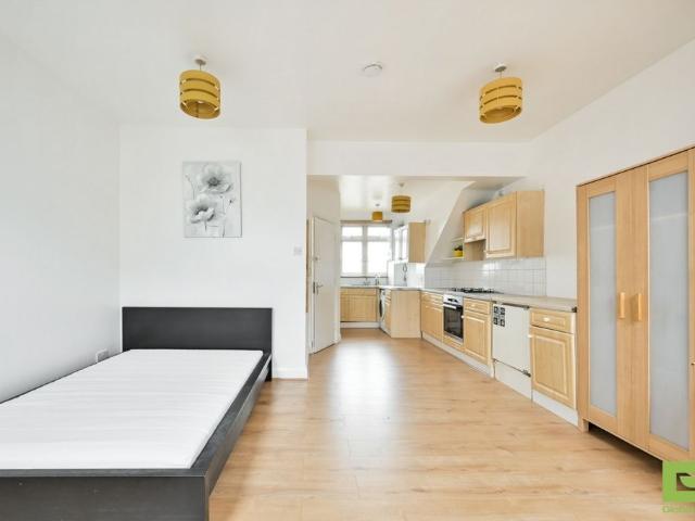 Studio for rent in West Ealing, Greater London
