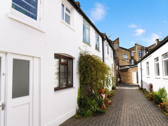 Apartment for rent in London Borough of Merton, Merton Park