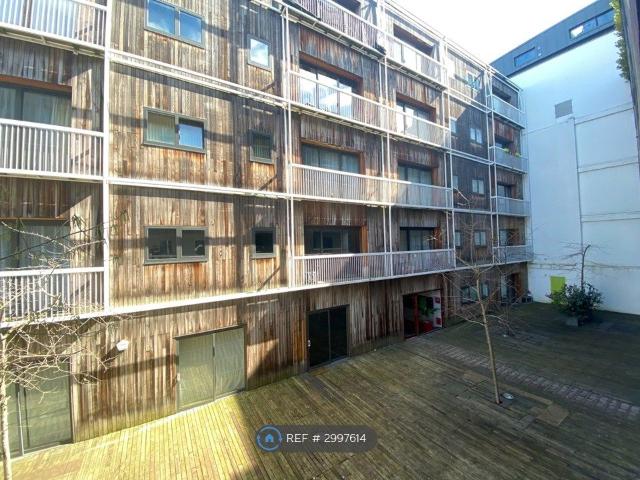 Studio for rent in Calderstones