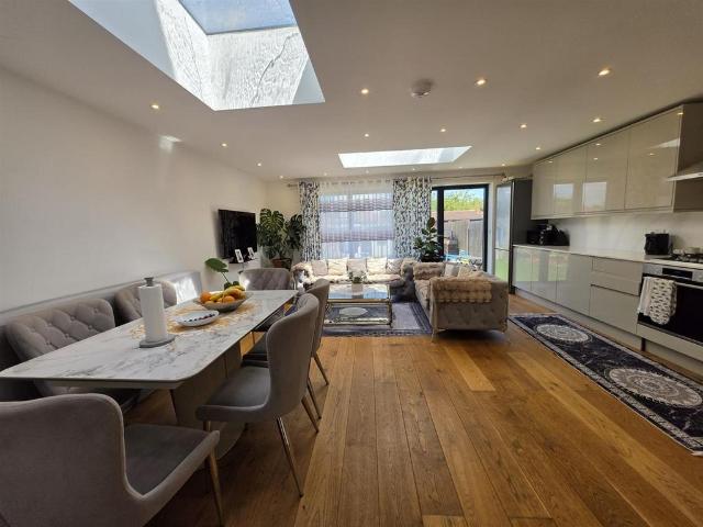 Apartment for rent in South Stanmore, Greater London