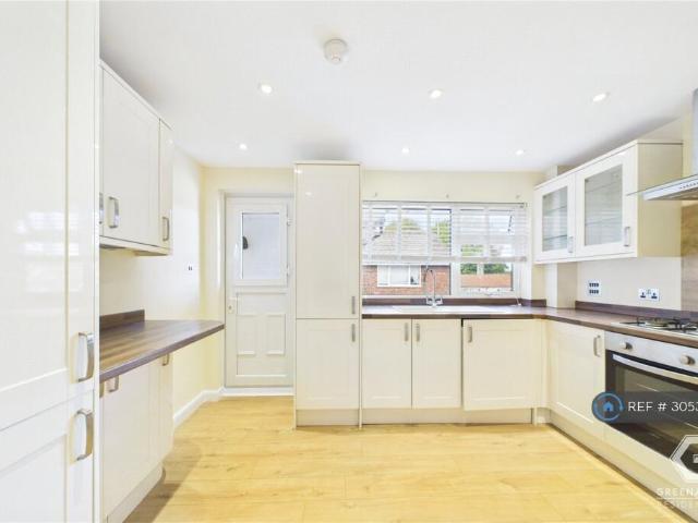 Apartment for rent in Meath Green, Reigate and Banstead