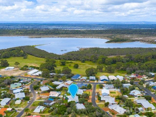 House for sale in Preston Beach