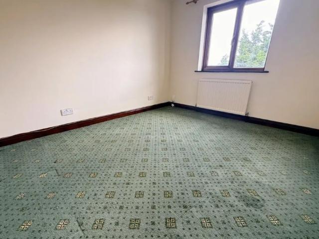 Townhouse for rent in Thornhill Lees