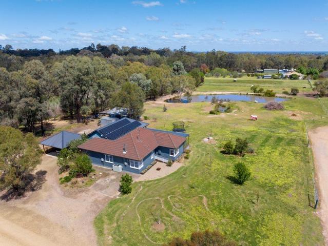 Cottage for sale in Glenrowan, Victoria