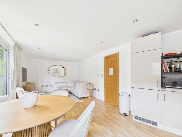 Apartment for rent in Heol-las, Surrey
