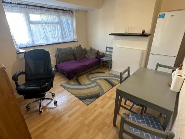 House for rent in Charlesworth, East Midlands