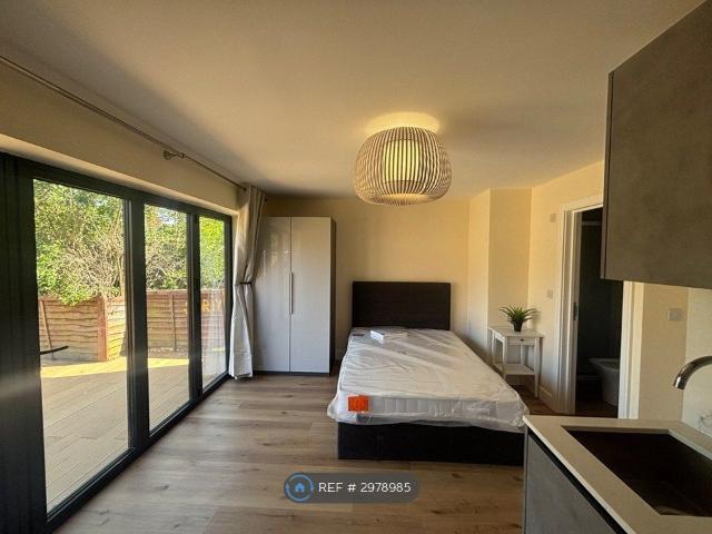 Studio for rent in Shepherd's Bush, Greater London