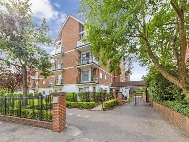 Apartment for rent in London Borough of Merton, Raynes Park