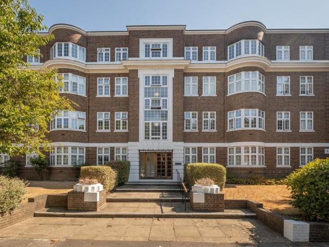 Apartment for rent in London Borough of Merton, Raynes Park