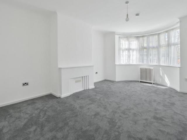 Apartment for rent in London Borough of Merton, Raynes Park