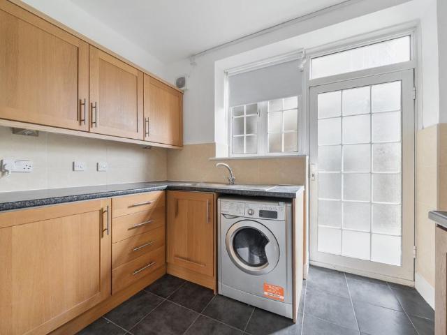 Apartment for rent in London Borough of Merton, Raynes Park