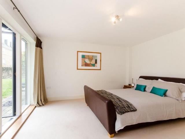 Apartment for rent in London Borough of Merton, Raynes Park