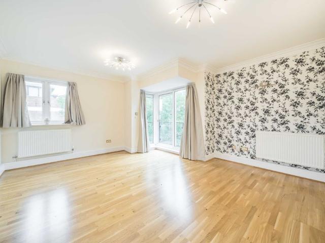 Apartment for rent in London Borough of Merton, Raynes Park