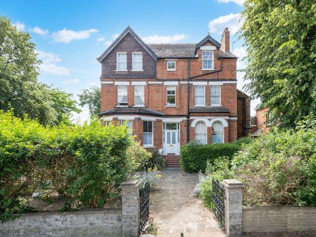 Apartment for rent in London Borough of Merton, Raynes Park