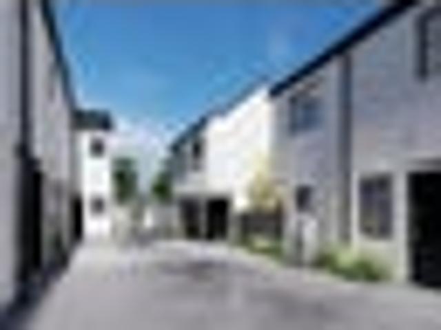 Townhouse for sale in Chaslands, Canterbury