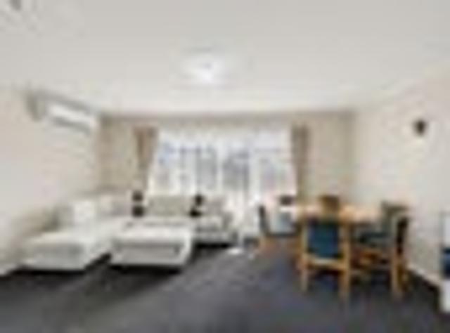 Townhouse for sale in Chaslands, Canterbury