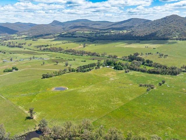 Cottage for sale in Lima East, Victoria