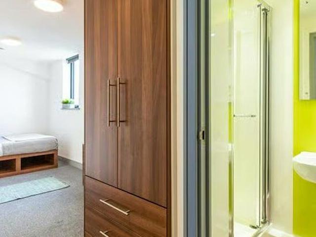 Studio for rent in Little Woodhouse, Leeds