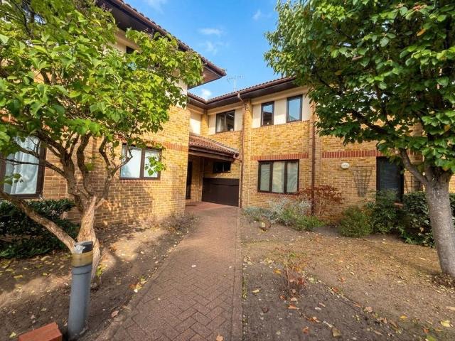Apartment for rent in Oxshott, Elmbridge