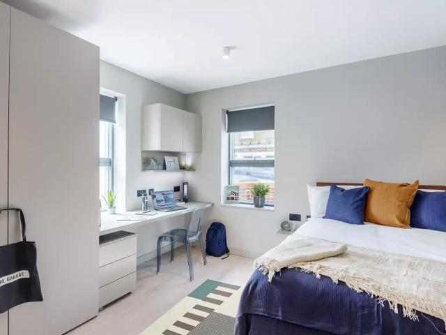 Apartment for rent in Row Town, Surrey