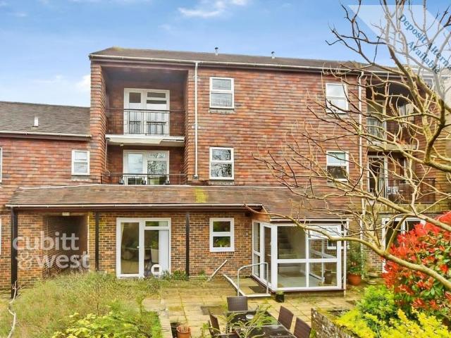Apartment for rent in Perryfields, West Sussex