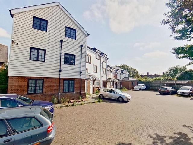 Apartment for rent in Cross In Hand, East Sussex