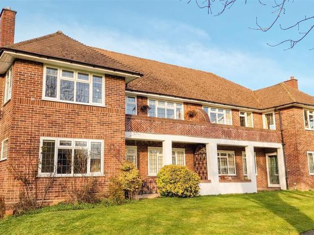 Apartment for rent in Northwood, Greater London